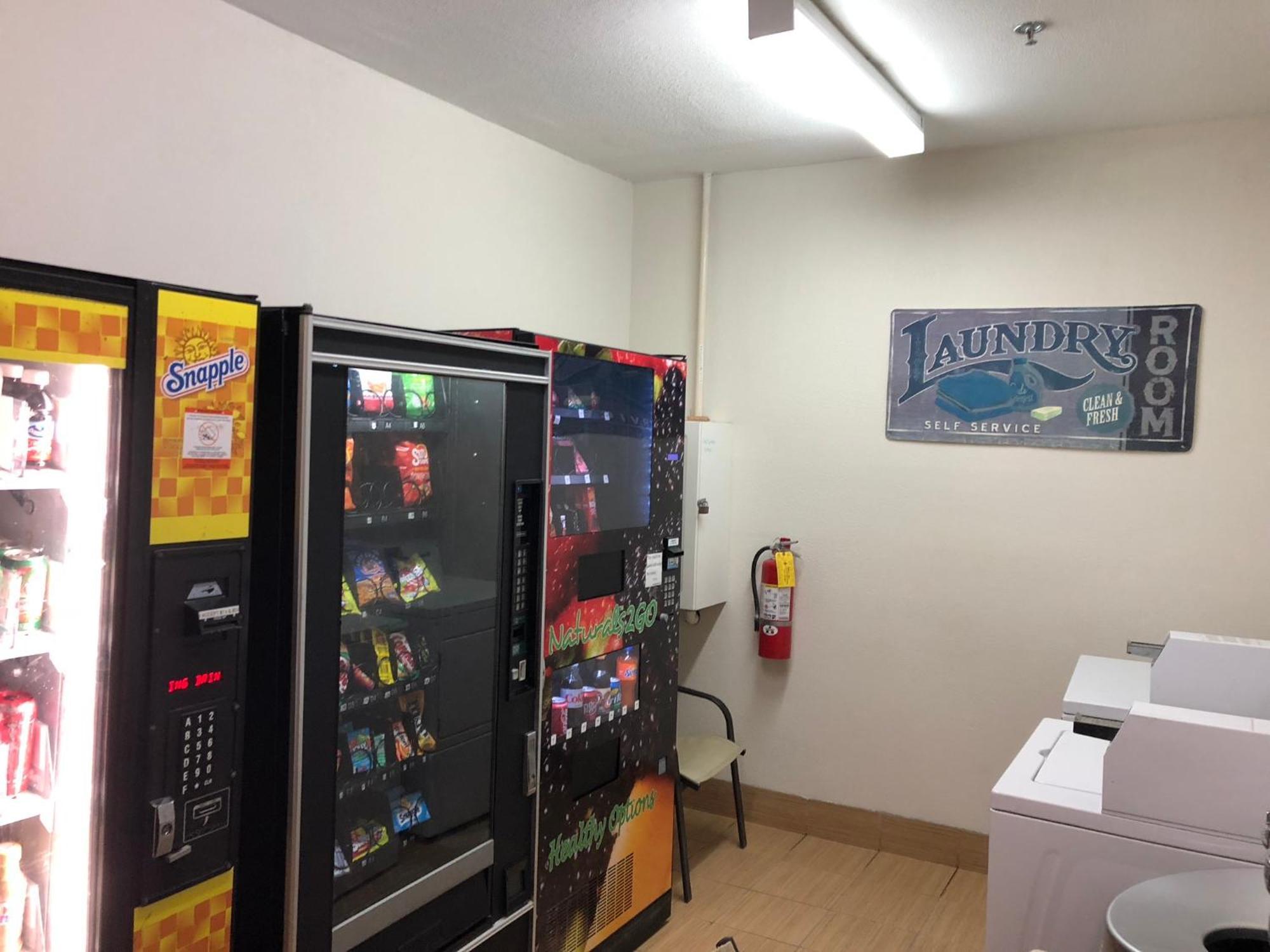Suburban Studios By Choice Hotels - Award Winning - New 2024 - Walk To Eateries & Grocery - Ultra Sparkling - Garden Rooms - Designer Lighting & Right Off I-95 - Proudly An All American Managed Property 브런즈윅 외부 사진