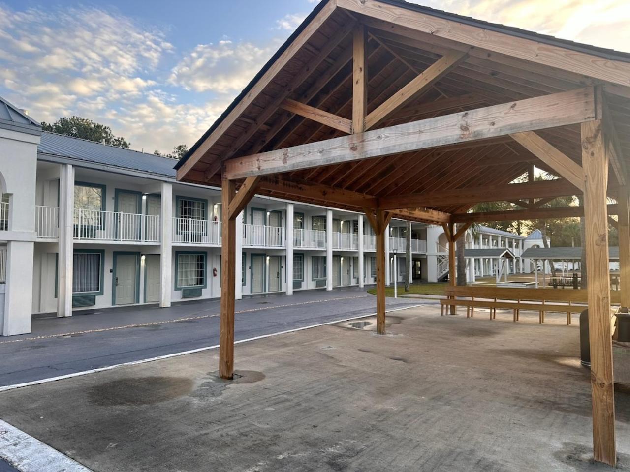 Suburban Studios By Choice Hotels - Award Winning - New 2024 - Walk To Eateries & Grocery - Ultra Sparkling - Garden Rooms - Designer Lighting & Right Off I-95 - Proudly An All American Managed Property 브런즈윅 외부 사진