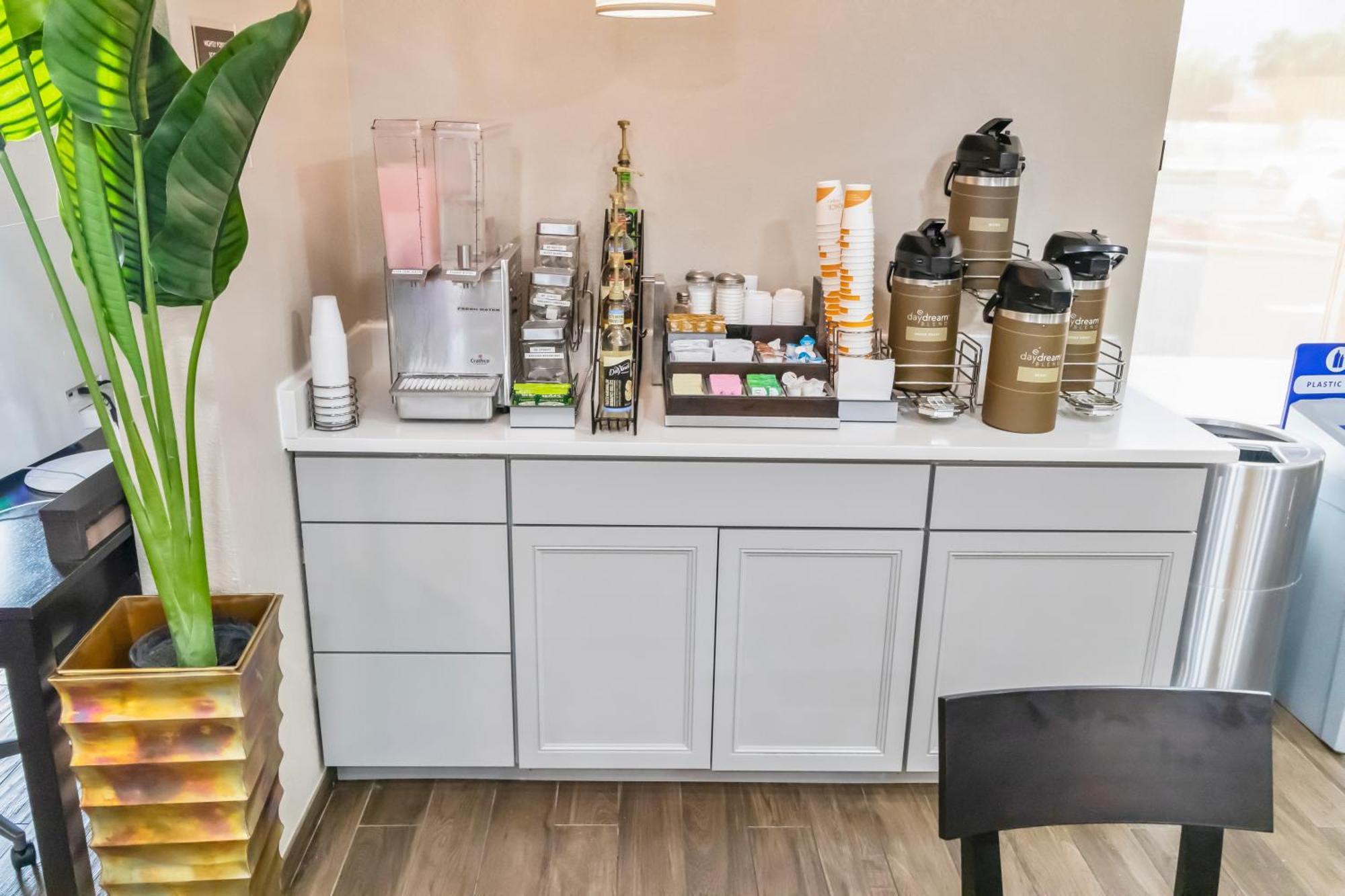 Suburban Studios By Choice Hotels - Award Winning - New 2024 - Walk To Eateries & Grocery - Ultra Sparkling - Garden Rooms - Designer Lighting & Right Off I-95 - Proudly An All American Managed Property 브런즈윅 외부 사진