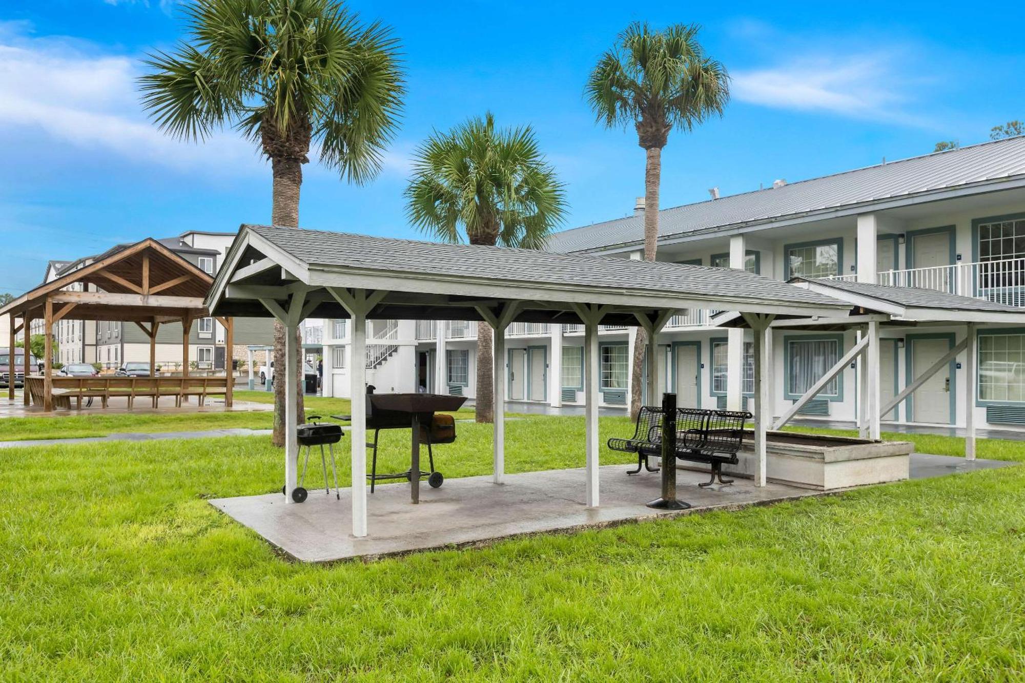 Suburban Studios By Choice Hotels - Award Winning - New 2024 - Walk To Eateries & Grocery - Ultra Sparkling - Garden Rooms - Designer Lighting & Right Off I-95 - Proudly An All American Managed Property 브런즈윅 외부 사진