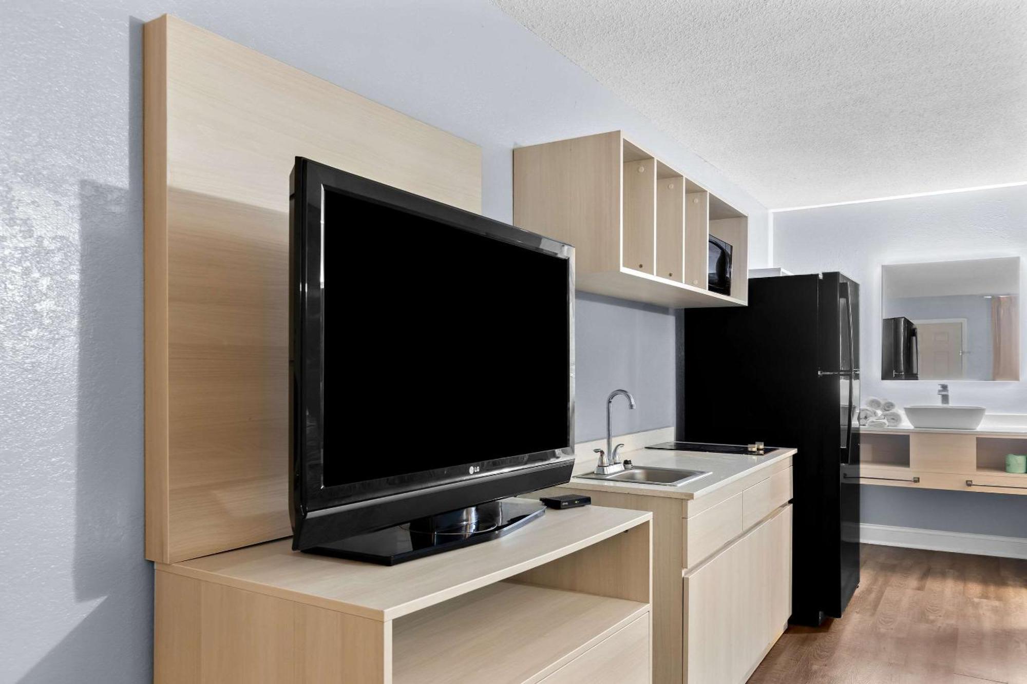 Suburban Studios By Choice Hotels - Award Winning - New 2024 - Walk To Eateries & Grocery - Ultra Sparkling - Garden Rooms - Designer Lighting & Right Off I-95 - Proudly An All American Managed Property 브런즈윅 외부 사진