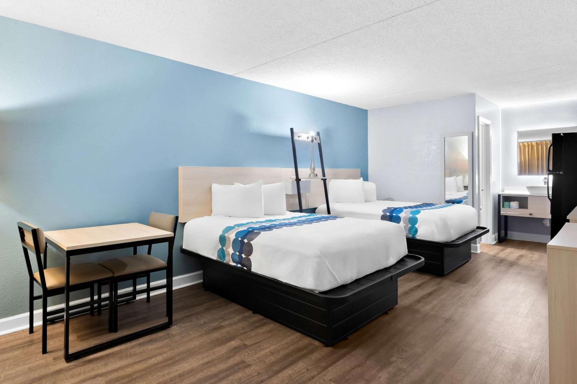 Suburban Studios By Choice Hotels - Award Winning - New 2024 - Walk To Eateries & Grocery - Ultra Sparkling - Garden Rooms - Designer Lighting & Right Off I-95 - Proudly An All American Managed Property 브런즈윅 외부 사진