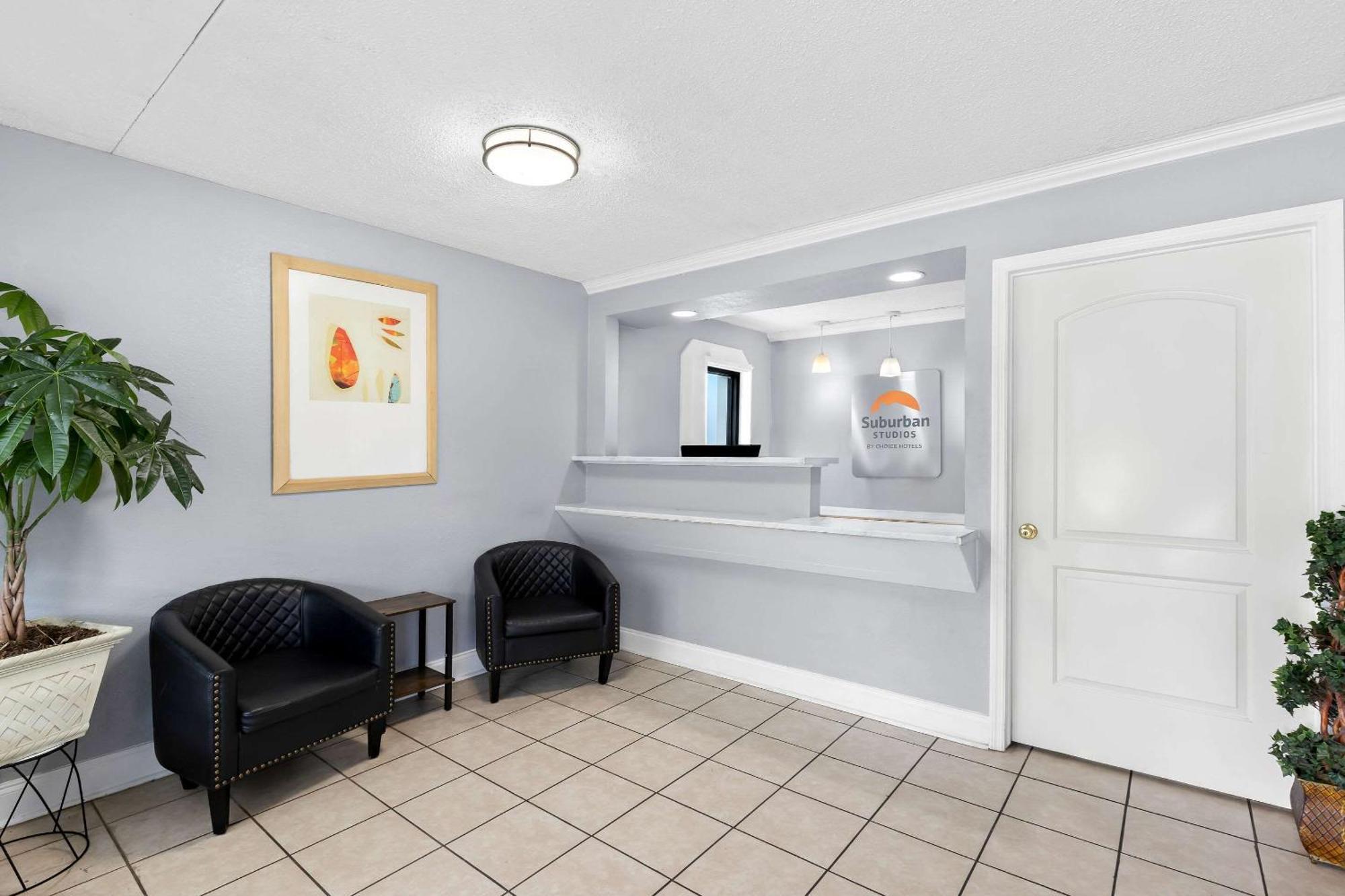 Suburban Studios By Choice Hotels - Award Winning - New 2024 - Walk To Eateries & Grocery - Ultra Sparkling - Garden Rooms - Designer Lighting & Right Off I-95 - Proudly An All American Managed Property 브런즈윅 외부 사진