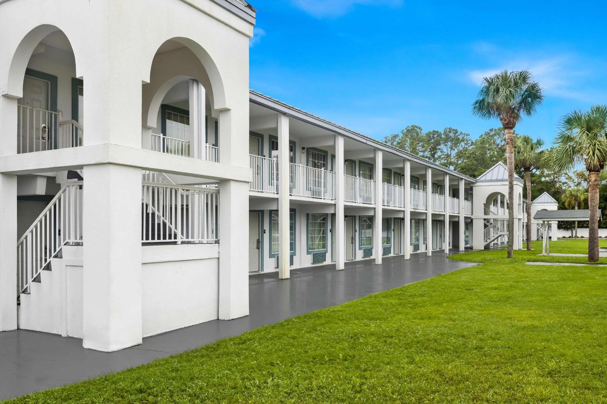 Suburban Studios By Choice Hotels - Award Winning - New 2024 - Walk To Eateries & Grocery - Ultra Sparkling - Garden Rooms - Designer Lighting & Right Off I-95 - Proudly An All American Managed Property 브런즈윅 외부 사진