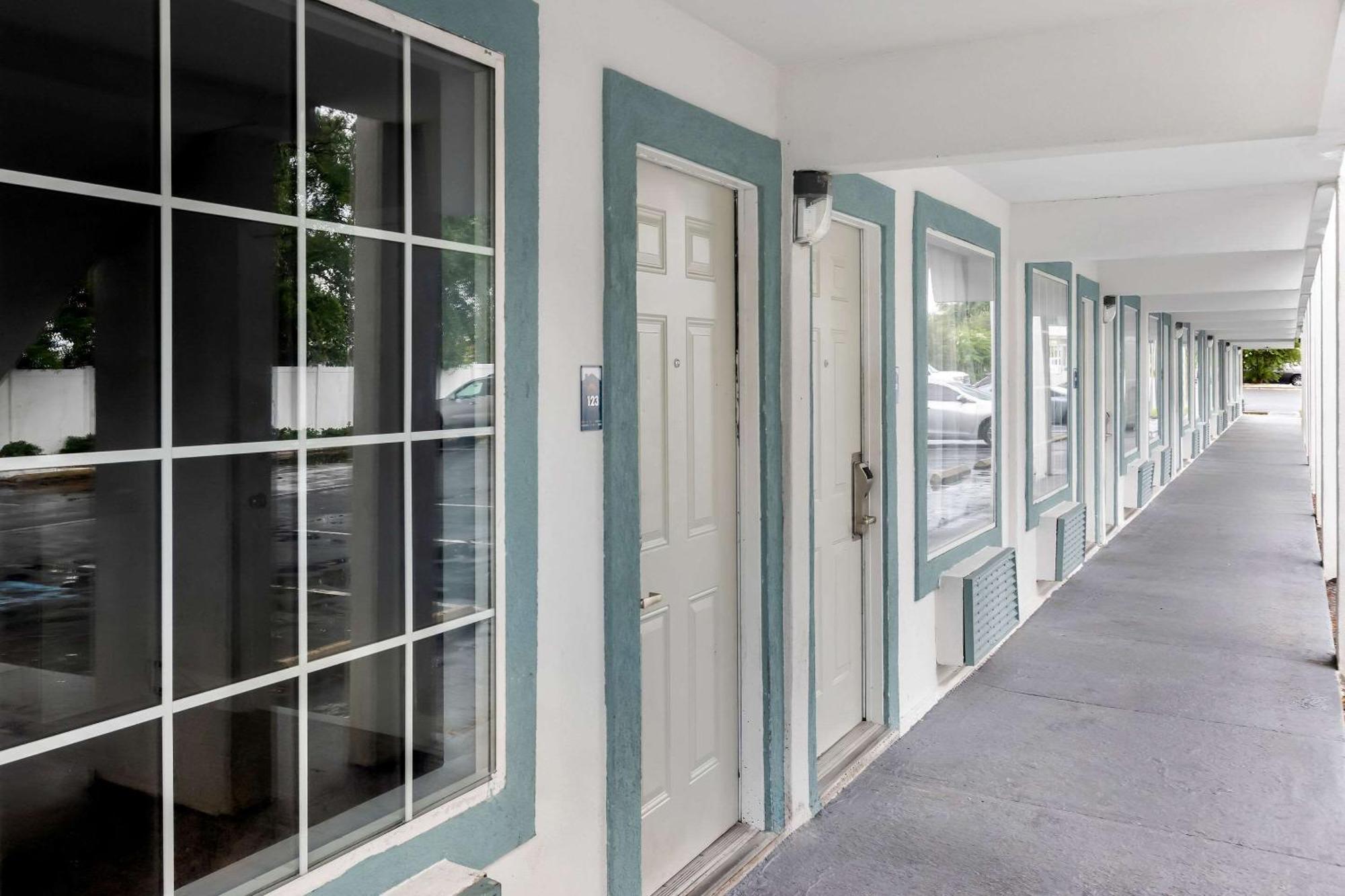 Suburban Studios By Choice Hotels - Award Winning - New 2024 - Walk To Eateries & Grocery - Ultra Sparkling - Garden Rooms - Designer Lighting & Right Off I-95 - Proudly An All American Managed Property 브런즈윅 외부 사진